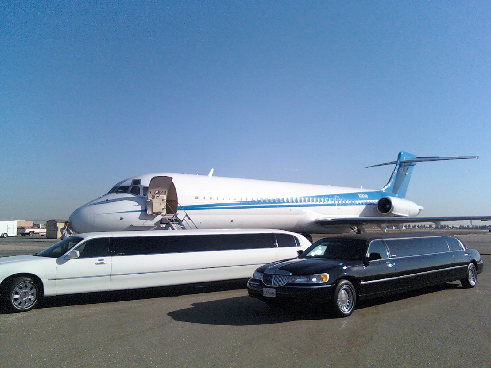 Airport services. Лимузин самолет. Лимузин трансфер. Трансфер в аэропорт. Аэропорт Limousine.